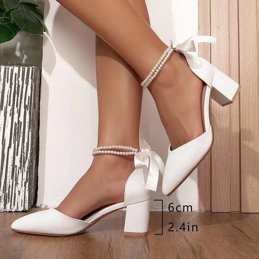 Femmes élégantes à talons hauts blancs avec lanières de cheville en fausse perle