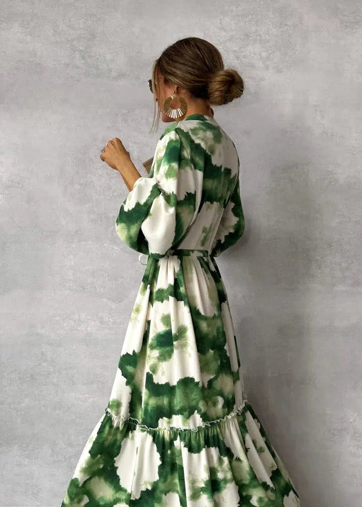 Charlotte – robe longue verte élégante avec décolleté en v et manches longues