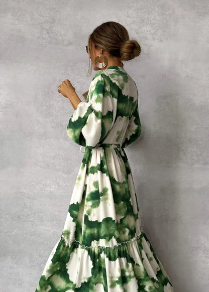 Charlotte – robe longue verte élégante avec décolleté en v et manches longues