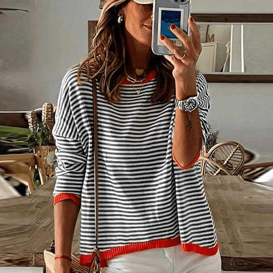 Inès Lavigne - pull rayé bleu avec bordure orange