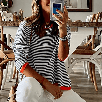 Inès Lavigne - pull rayé bleu avec bordure orange