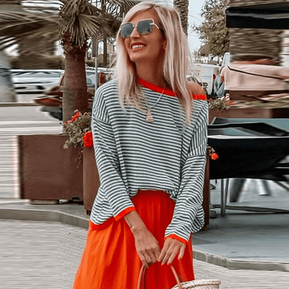 Inès Lavigne - pull rayé bleu avec bordure orange